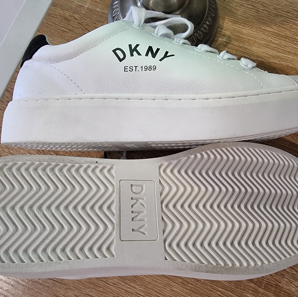 DKNY The Britan Women's size 8.5 Sneakers. BRAND NEW !!!!! - Picture 4 of 4